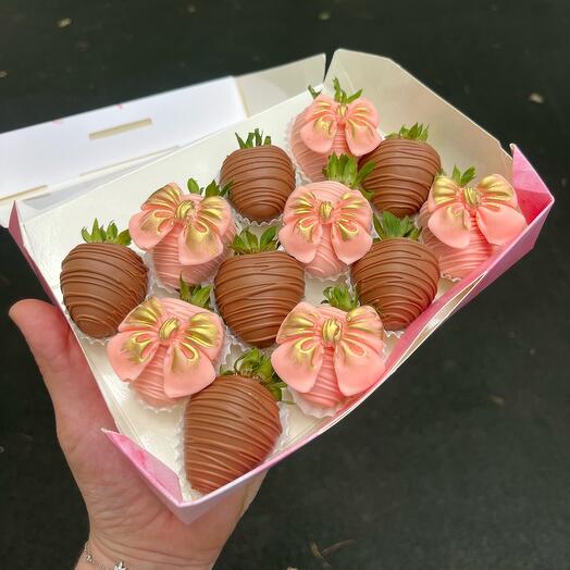 Клубника в шоколаде с бантами