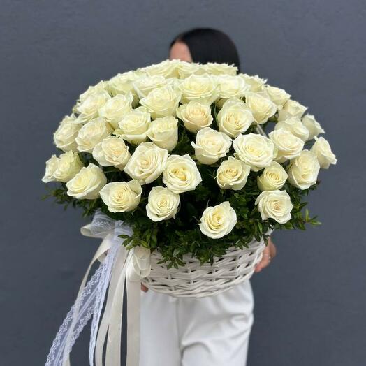 61 белая роза в корзине
