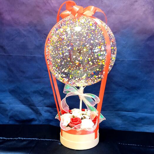 Подарочная композиция из мыльных цветов и шара баблс с пенопластовыми шариками