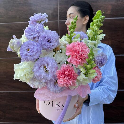 Композиция из эустомы, хризантемы, диантуса и львиного зева в коробке