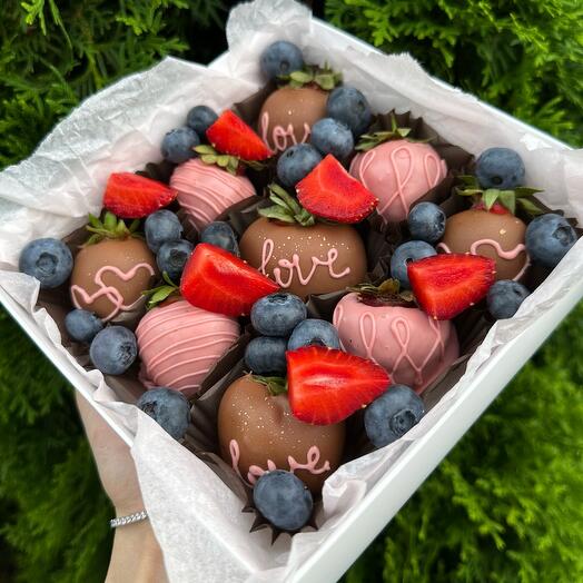 Набор клубники в шоколаде «love»