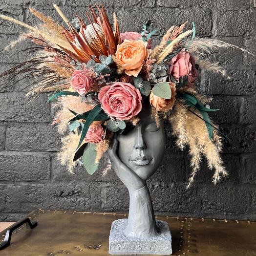 Восхитительная интерьерная композиция с африканской розой и стабилизированными пионами в фигурной вазе