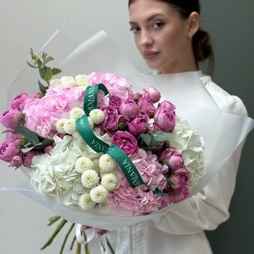 Авторский ВАУ букет с гортензиями и кустовой розой 520