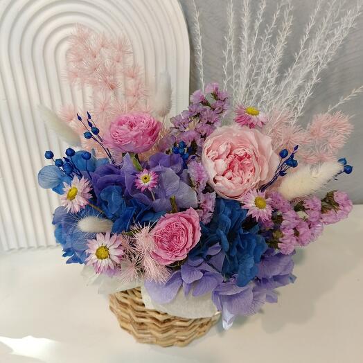 Букет сухоцветов в корзинке в фиолетово-розовой гамме