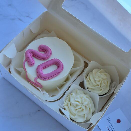 Бенто-торт с вашими цифрами и 2 капкейка