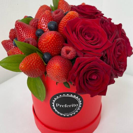 Букет из клубники и роз
