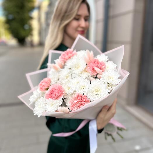 Нежный букет с хризантемой и гвоздикой