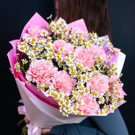 Букет из розовых Диантусов и кустовых Ромашек 💗