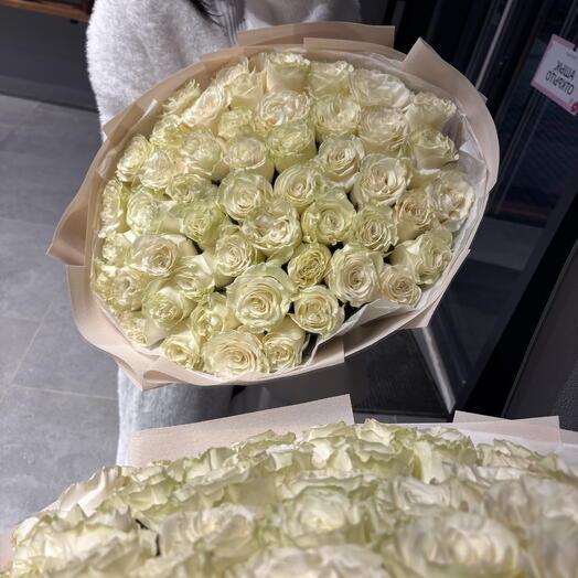 Пышный моно-букет белых нежных роз