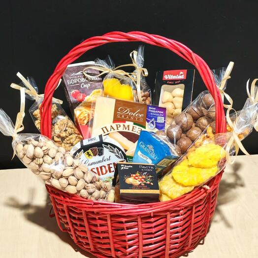 Cesta de quesos, nueces y frutas secas