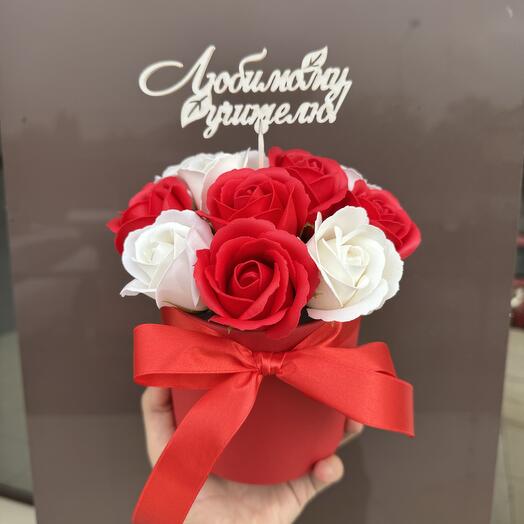 Букет красный «Учителю» 11 мыльных роз