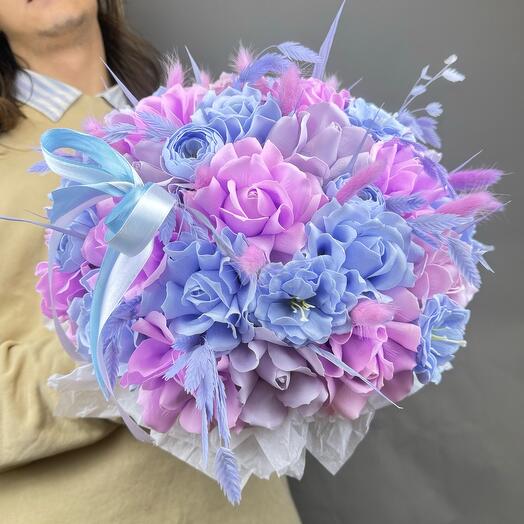 Композиция из мыльных цветов и сухоцветов «Северное Сияние