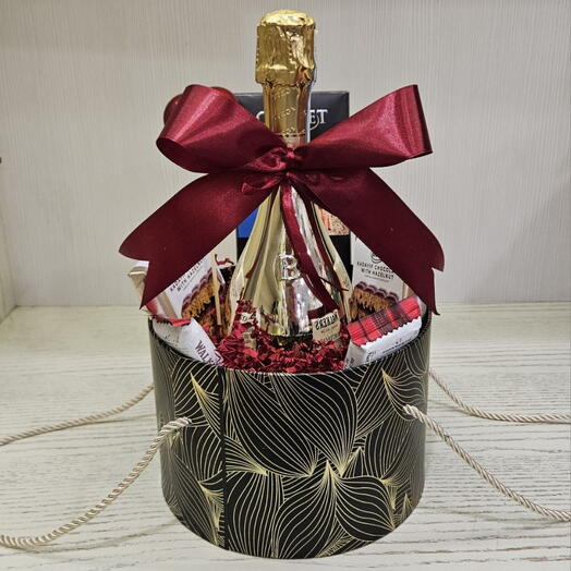 Dairəvi qutuda qızılı şampanla hədiyyə