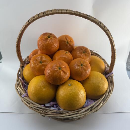 Мандарины и апельсины в корзине