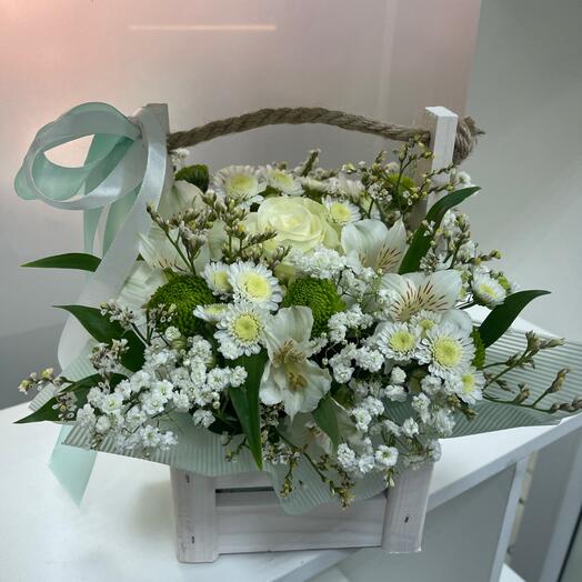 Композиция в деревянном ящике