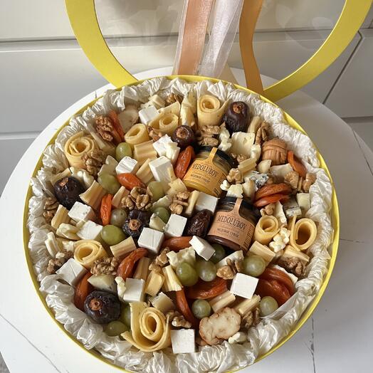 Сырная коробочка с сухофруктами и медом