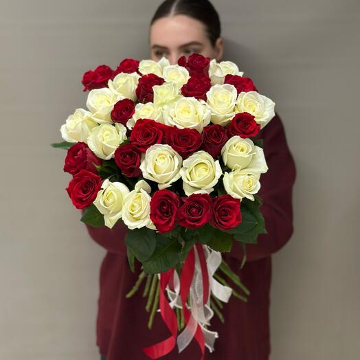 Микс красных и белых роз 35