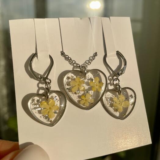 Украшения из смолы желтые сердечки
