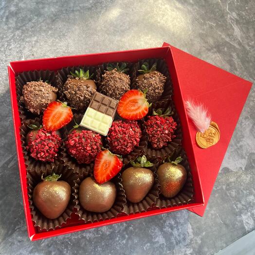 Клубника в шоколаде. Набор из клубники в шоколаде Сладкий подарок " Молочный Бум "