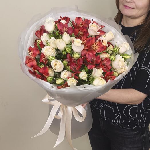 Букет из кустовой розы и альстромерии