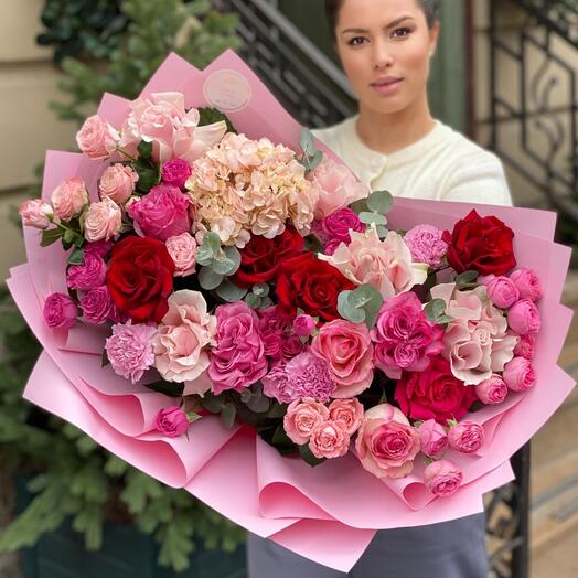 Авторский премиальный букет с пионовидными и французскими розами Scarlet Blush