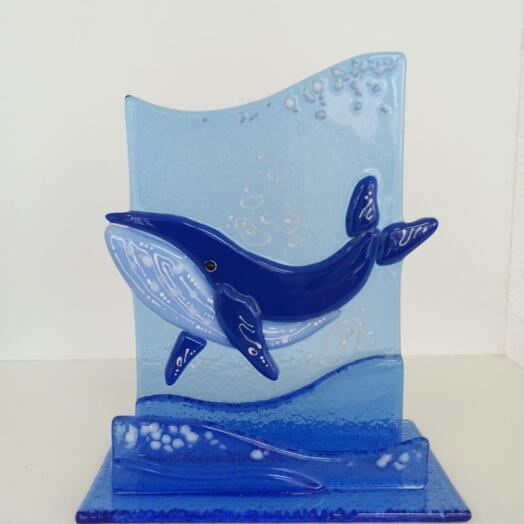 Подарочный сертификат «Мастер-класс Кит на подставке в технике фьюзинг» (2 часа, 1 человек)