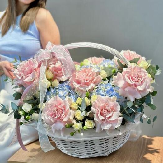 Сборная корзина с французской розой и гортензией