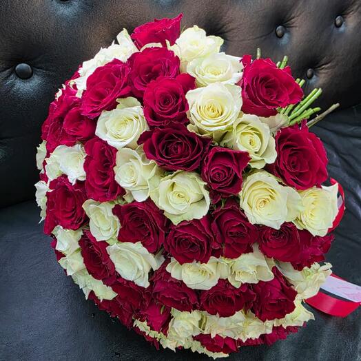 101 роза микс из красной и белой