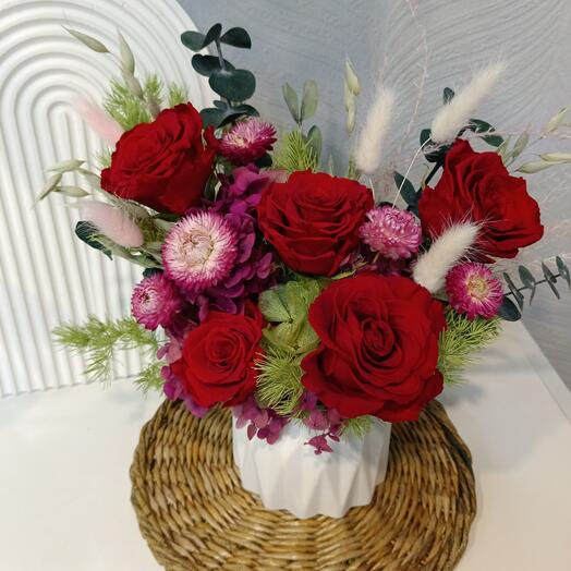 Букет из красных стабилизированных роз и сухоцветов