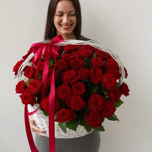 Корзина М с красными розами