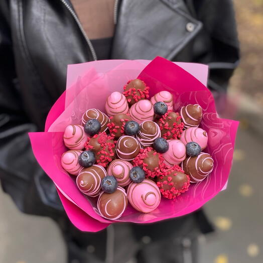 Букет из клубники в шоколаде Рози с голубикой