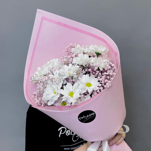 Букет Милые ромашки Pink S из кустовой белой хризантемы и розовой гипсофилы в розовой упаковке