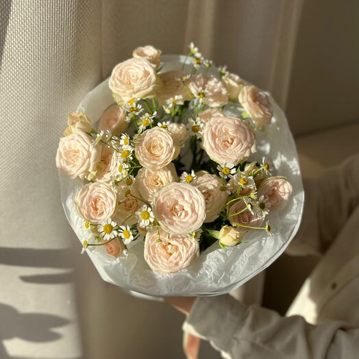 Букет-комплимент «Ромашки» из воздушных кустовых роз 💛