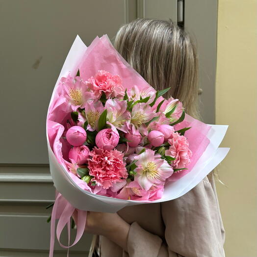 Букет из пионовидных роз, альстромерии и диантусов