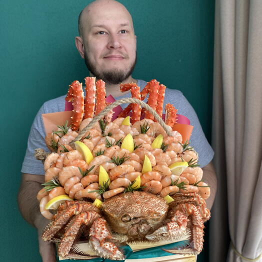 Ящик с крабом , креветками и клешнями краба