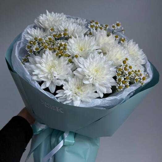 Букет с хризантемой и ромашкой