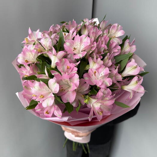 Нежный стойкий букет из розовой альсромерии