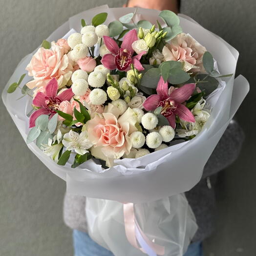 Букет из французских и кустовых роз, хризантем, альстромерий, эустом, орхидей с эвкалиптом