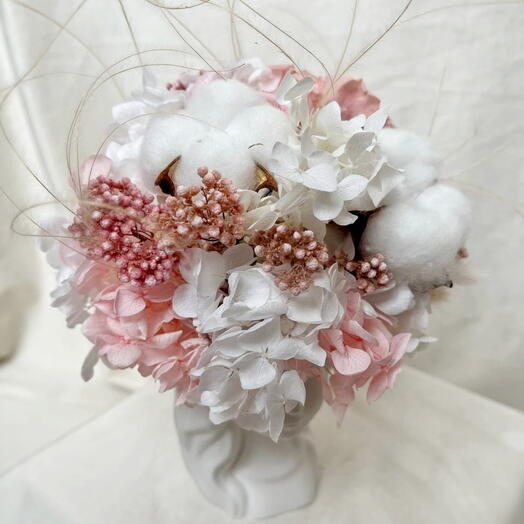 Композиция из сухоцветов и стабилизированных  цветов