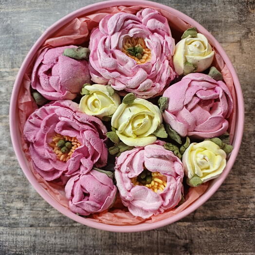 Круглая коробка с зефирными розами