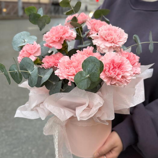 Розовые диантусы в шляпной коробке