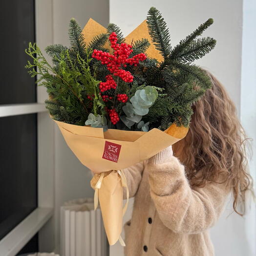 Ароматная зимняя охапка из микса хвои, эвкалипта и илекса