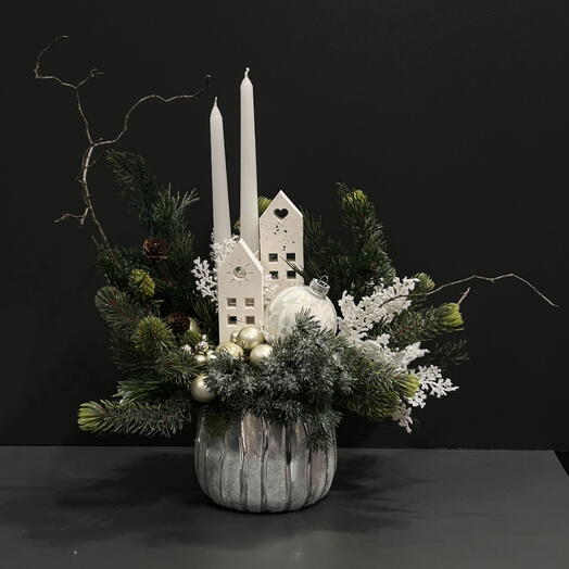 Рождественская композиция из искусственной хвои с домиками