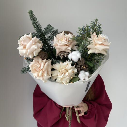 Букет из еловых веток и кружевных роз