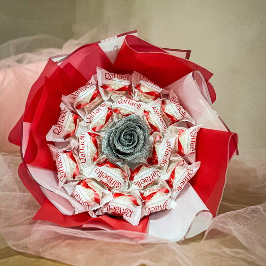 Букет из конфет Raffaello и атласной розой