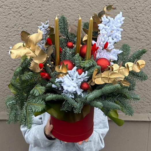 Праздничная композиция в золото-красном цвете