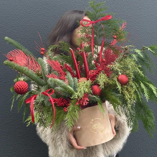 Пышная новогодняя композиция с хвоей и нобилисом «Яркое утро»