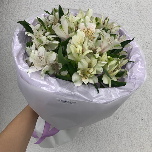 Волшебный букет Bloom room из альстромерий в дизайнерском оформлении