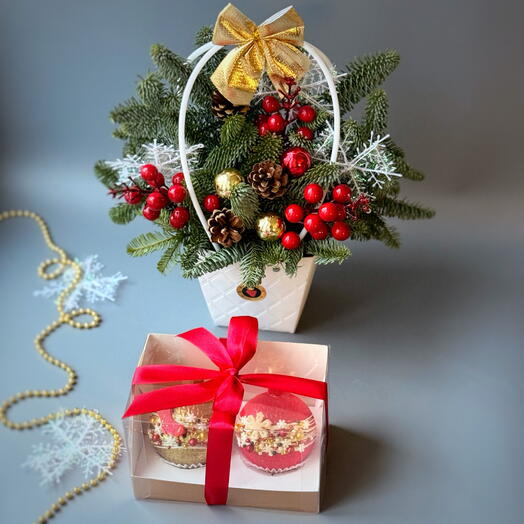 Шоколадные бомбочки (красная и золотая) и еловый букет в сумочке Новогодний