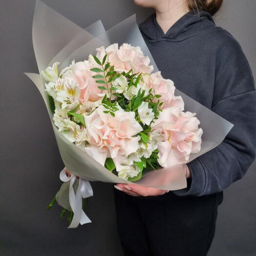 Французские розы Пинк Мондиаль с альстромерией букет les fleur (В0031)